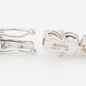 Tennis bracelet with brilliant-cut diamonds.