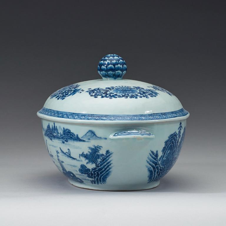 A blue and white export porcelain tureen with cover and stand, Qing dynasty, Qianlong (1736-1795).