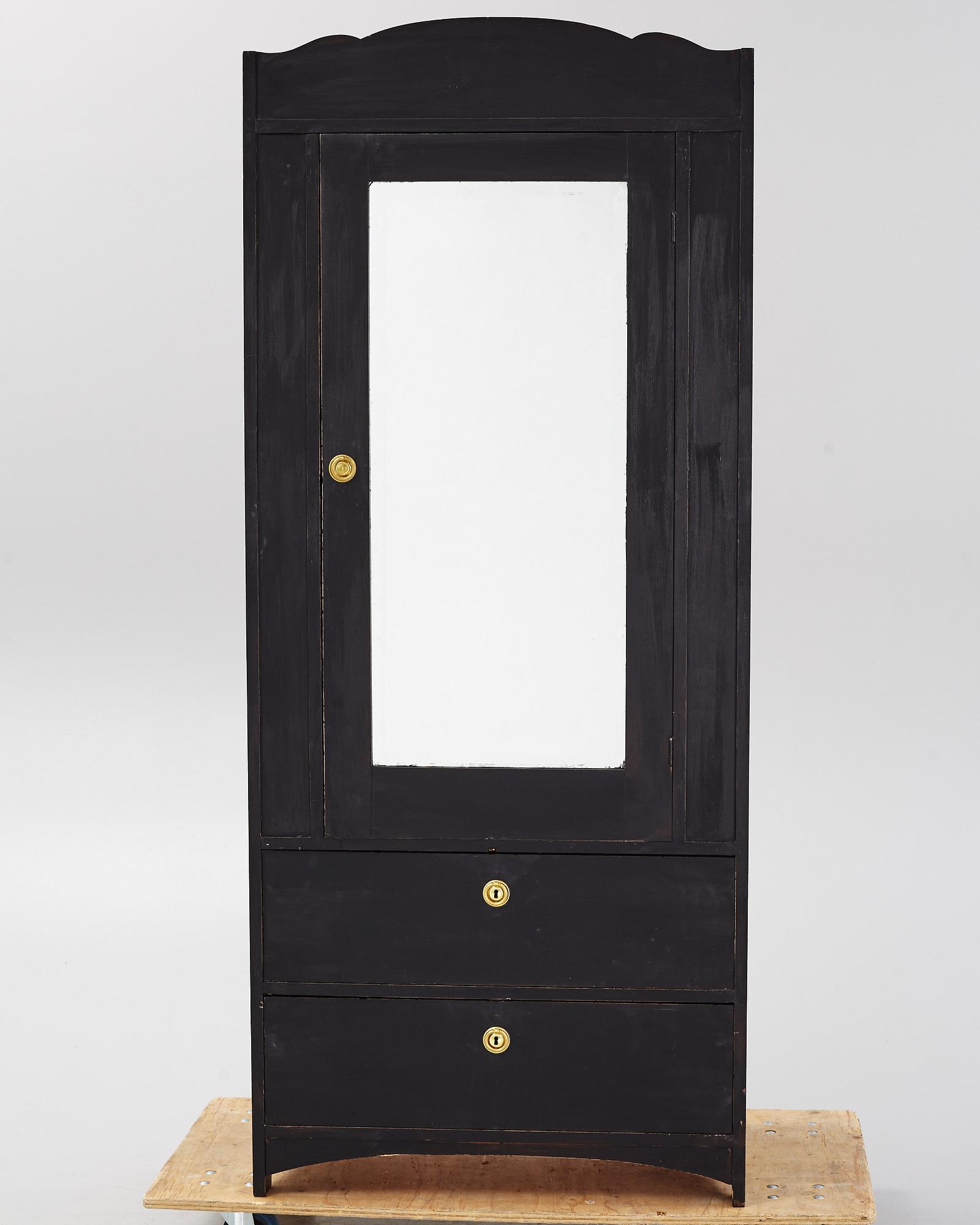 Klädskåp, 1900-talets första hälft.