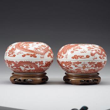 ASK med LOCK, ett par, porslin. Sen Qingdynasti (1644-1912).
