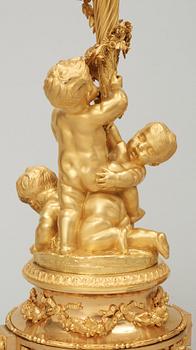 KANDELABRAR, för sju ljus, ett par. Louis XVI-stil, 1800-talets andra hälft.