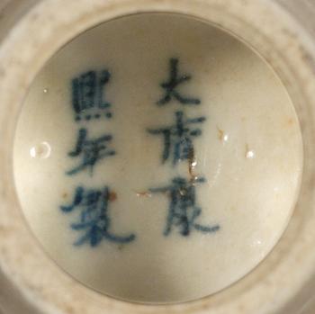 A 'Peachbloom' glazed amphora vase, Qing dynasty (1644-1912) with Kangxi´s six character mark.