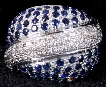 RING, vitguld samt safirer och briljanter. Tot vikt 9 gram.