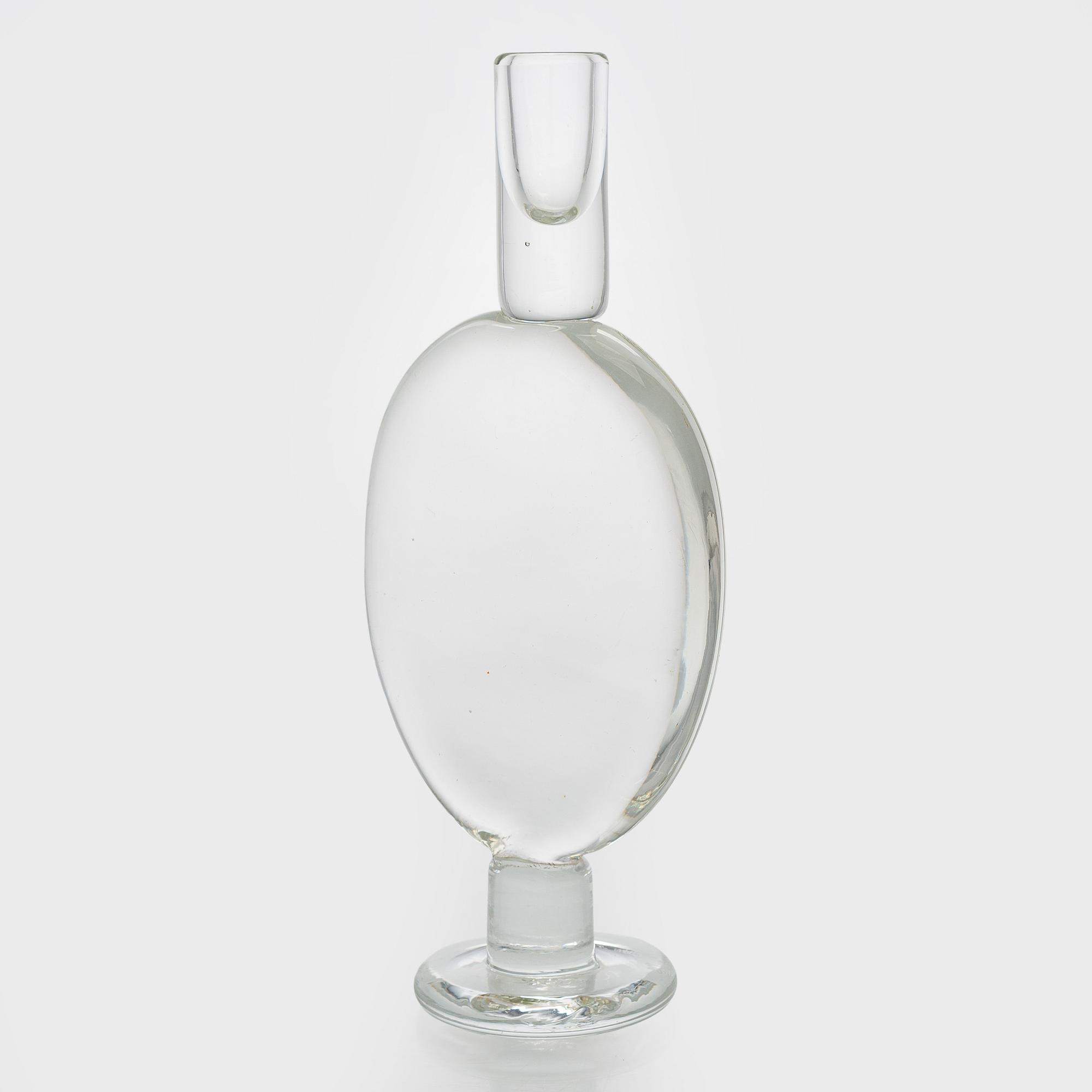 Oiva Toikka, A glass candle holder, signed Oiva Toikka Nuutajärvi Notsjö.