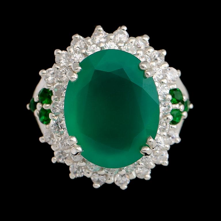 RING, vitguldspläterat sterlingsilver, grön aventurin ca 5.75 ct, vita safirer tot ca 1.08 ct, gröna stenar.