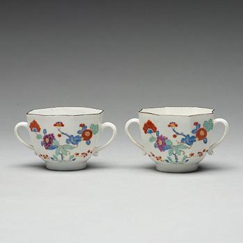 KOPPAR, ett par, porslin. Meissen, 1700-tal.