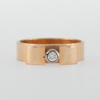Elis Kauppi, SORMUS, 14K kultaa, timantti 0,10 ct, Kupittaan Kulta 1963. Paino 4,9 g.