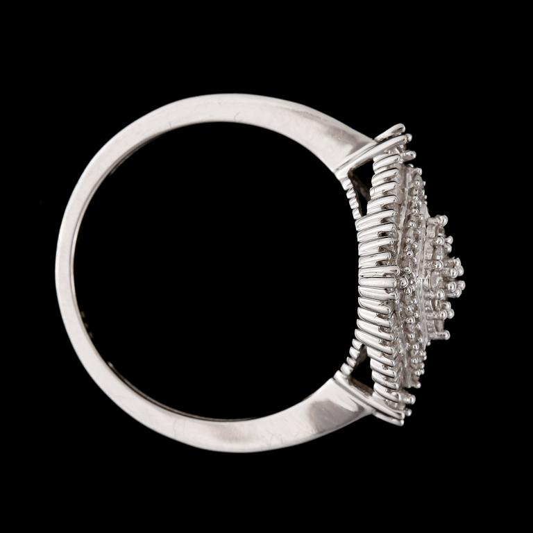 RING, 9k vitguld med åttkants- och baguettslipade diamanter tot ca0,60ct. Vikt 2,6g.