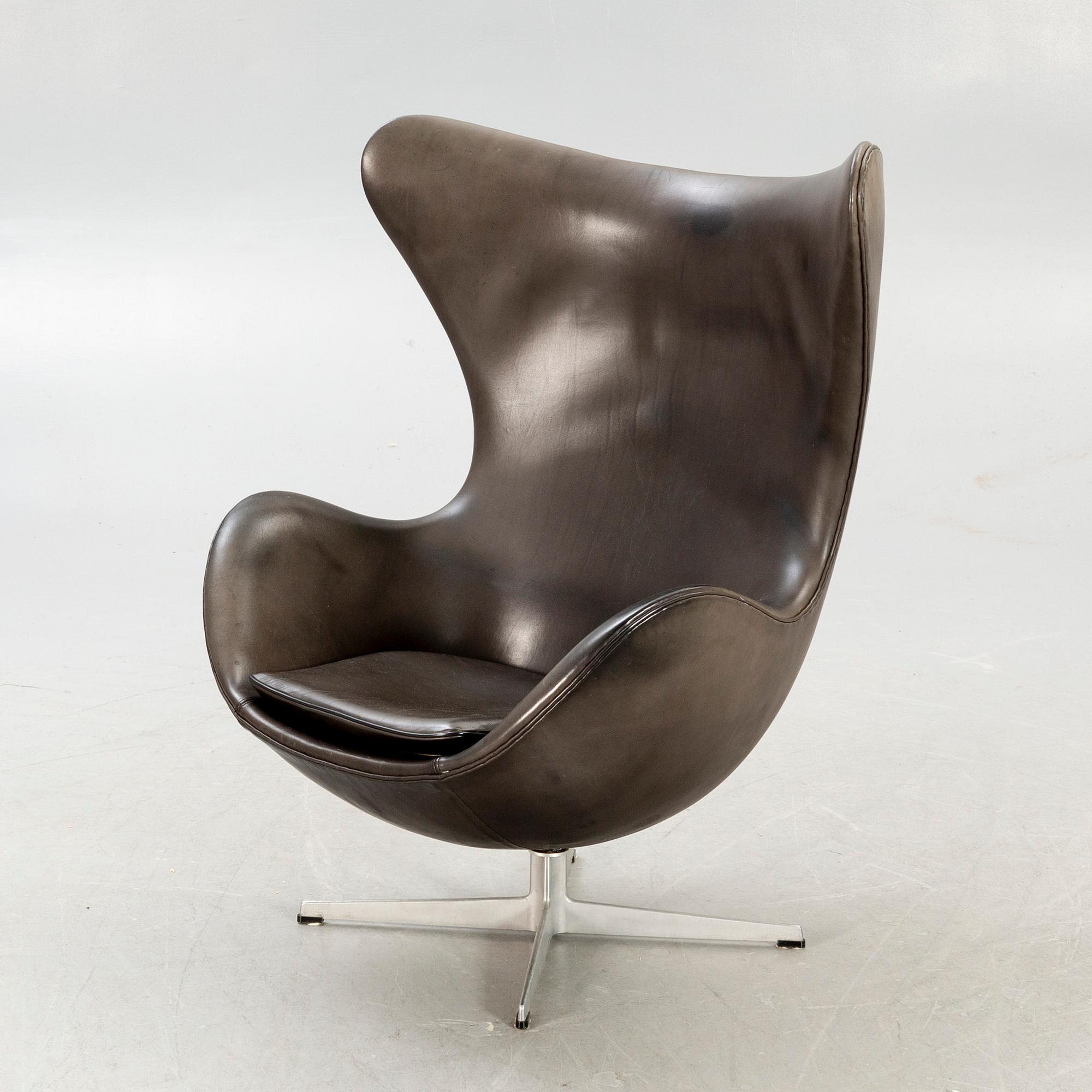 An Arne Jacobsen, aluminium and leather armchair, "Ägget" for Fritz Hansen designed in 1958.