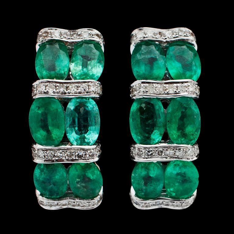 A pair of emerald, tot. 7.52 cts and brilliant cut diamond earrings, tot. 0.38 cts.