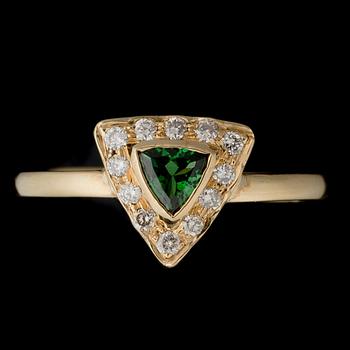 A RING, tsavorite, brilliant cut diamonds, 18K gold. Finnish import marks 2008.