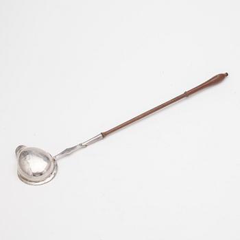 SOPPSLEV samt BÅLSLEV, silver, den ena London, 1828. Vikt ca 223 gram.