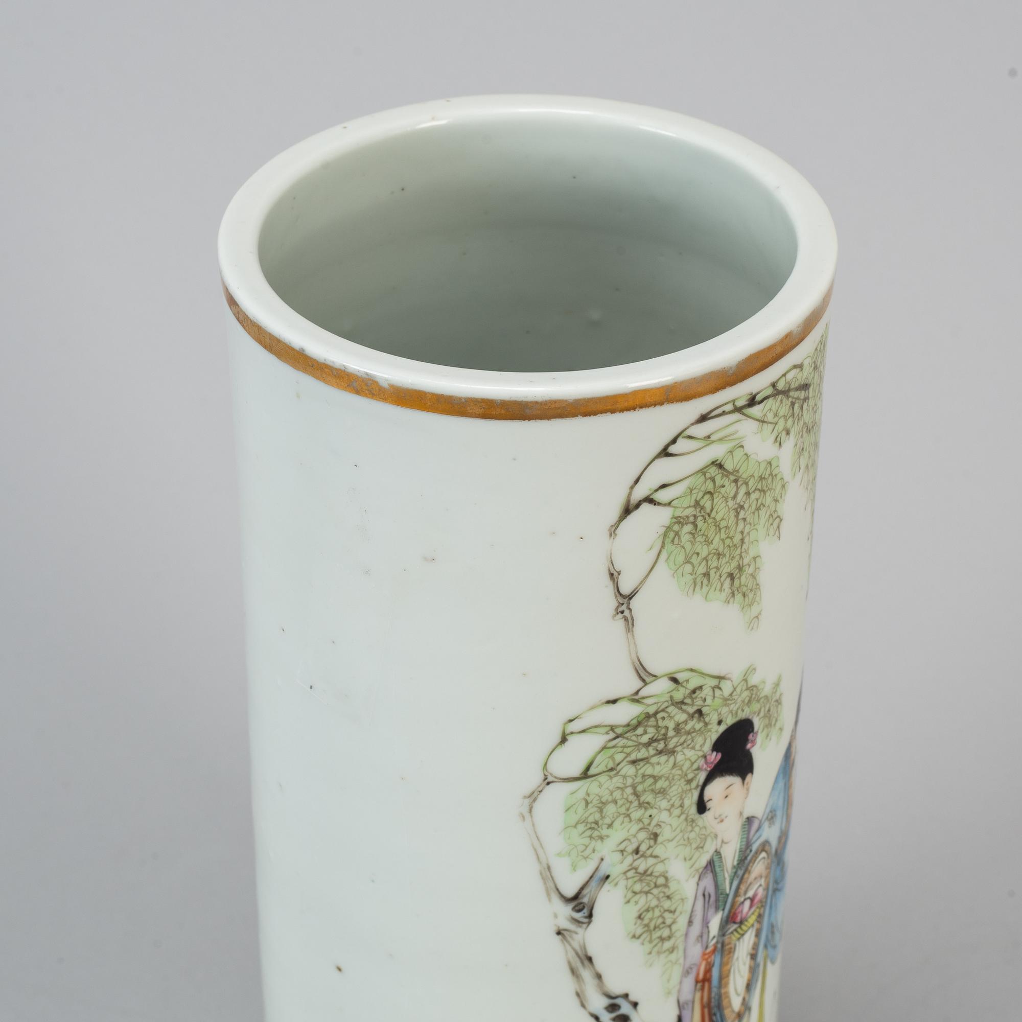 A Chinese famille rose hat stand, first half of the 20th century.