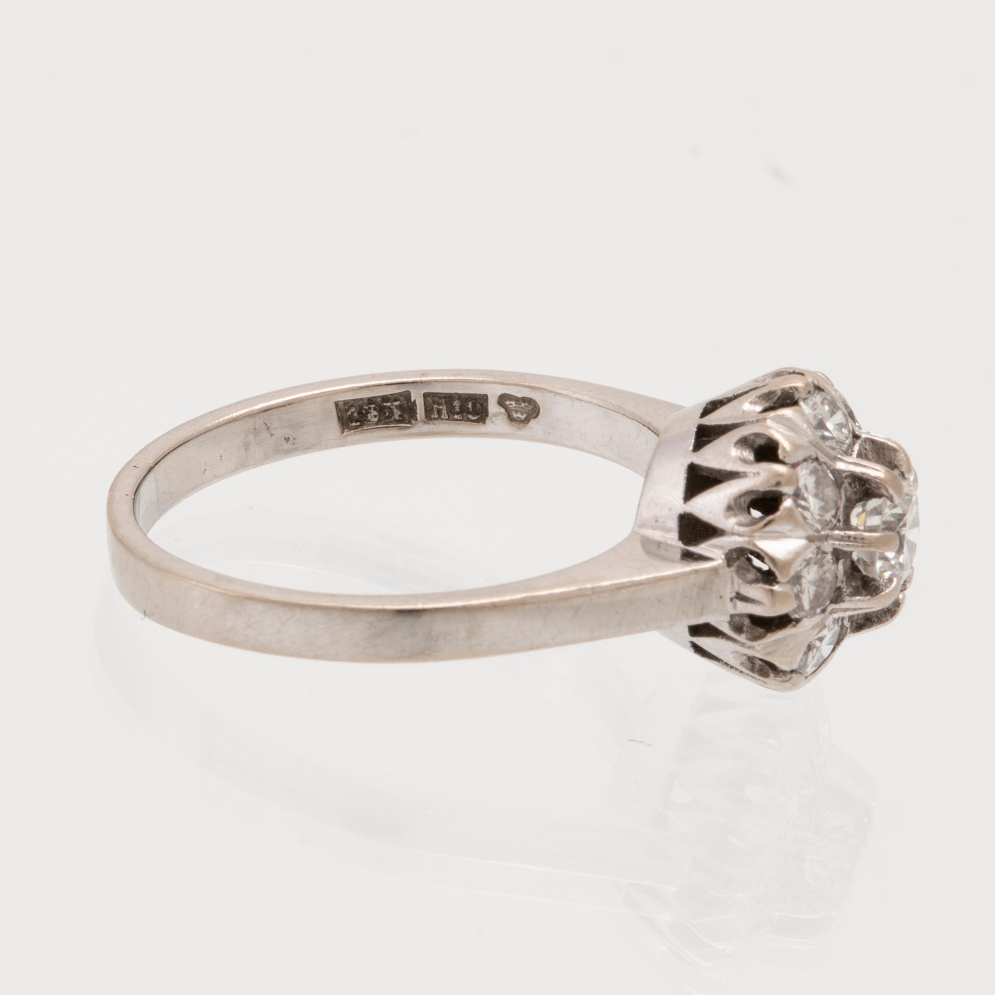 Ring 18K vitguld med runda briljantslipade diamanter.