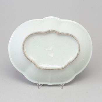 A blue and white serving dish, Qing dynasty, 19th Century.