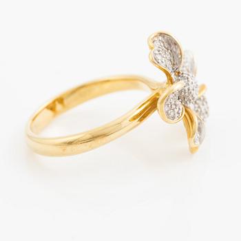Ring i form av en blomma 18K guld med runda briljantslipade diamanter.