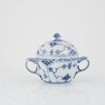 Kaffeservisdelar, 17 st, porslin", "Musselmalet", Royal Copenhagen, Danmark.