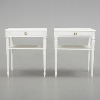 SÄNGBORD, ett par, gustaviansk stil, omkr 1900-talets mitt.