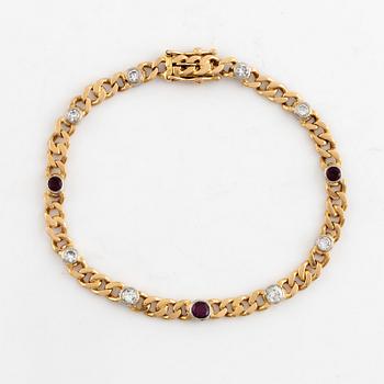 Armband, 18K guld pansarlänk med briljantslipade diamanter och rubiner.