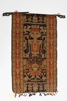 A semi-antique Sumba Ikat Hinggi, Indonesia. Ca 98 x 57 cm.