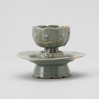 KOPP samt STÄLL, keramik, Korea, 12/1400-tal.