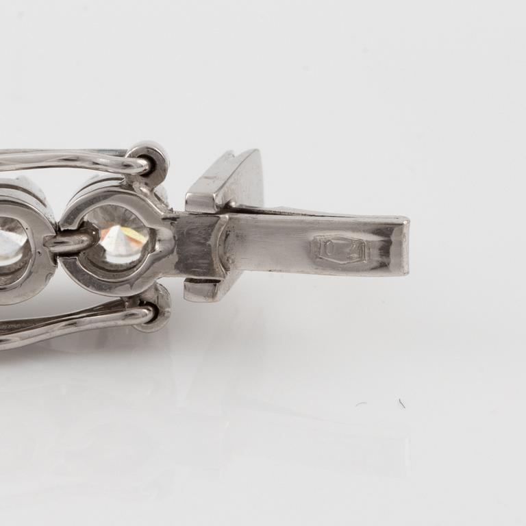 Tennis bracelet in white gold with brilliant-cut diamonds.