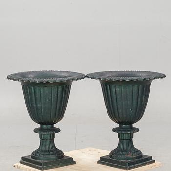 TRÄGÅRDSURNOR, ett par. Gjutjärn, 1900-tal.