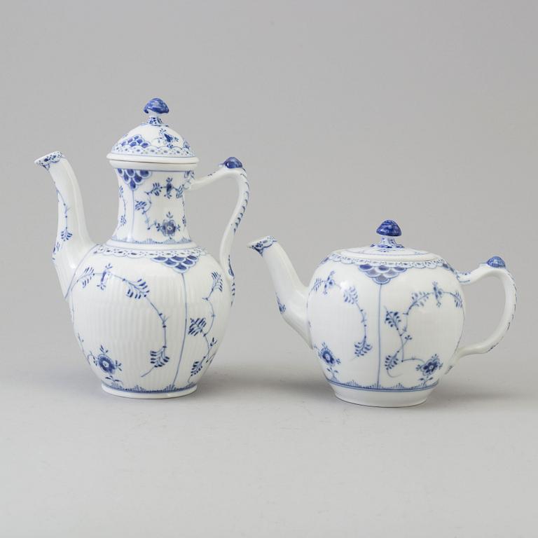113 pieces of porcelain tableware from Royal Copenhagen, model "Musselmalet", 20th century.