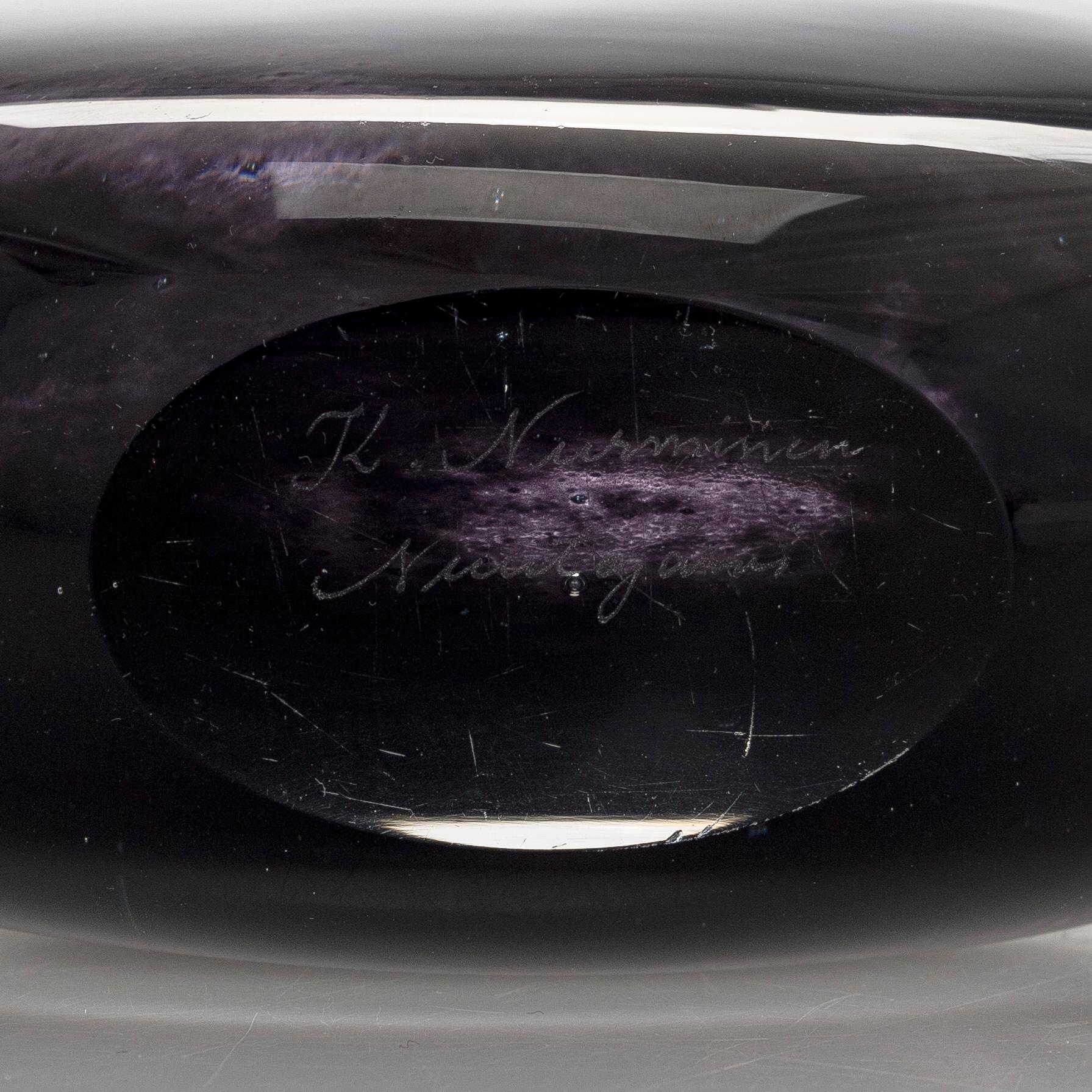 Kerttu Nurminen, vas, signerad K. Nurminen Nuutajärvi.