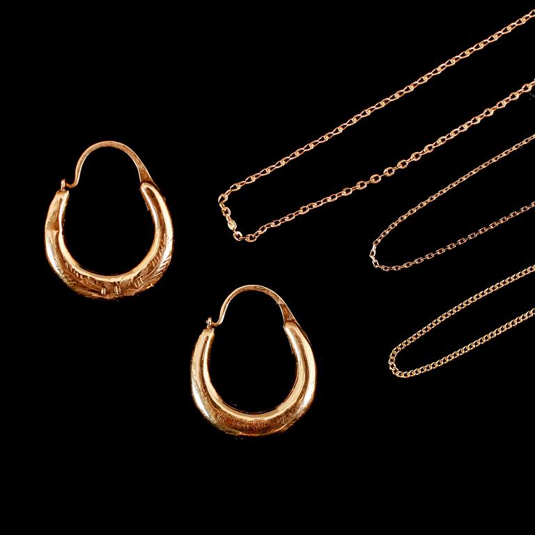 KEDJOR, 3 st samt ÖRHÄNGEN, 1 par, 18 k guld. Vikt ca 7 gram.
