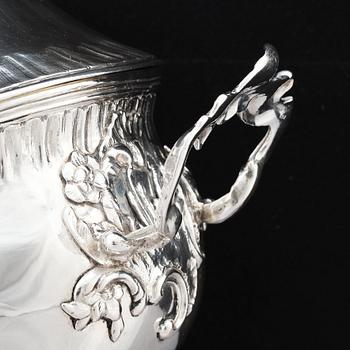 Daniel Lundgren, terrin med lock, silver (verksam Reval 1771-83). Rokoko.