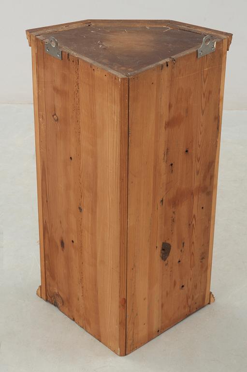 HÖRNSKÅP, 1700-tal.