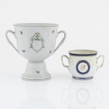 Skål på fot samt skål, Kina, Qingdynasti, omkring år 1800.