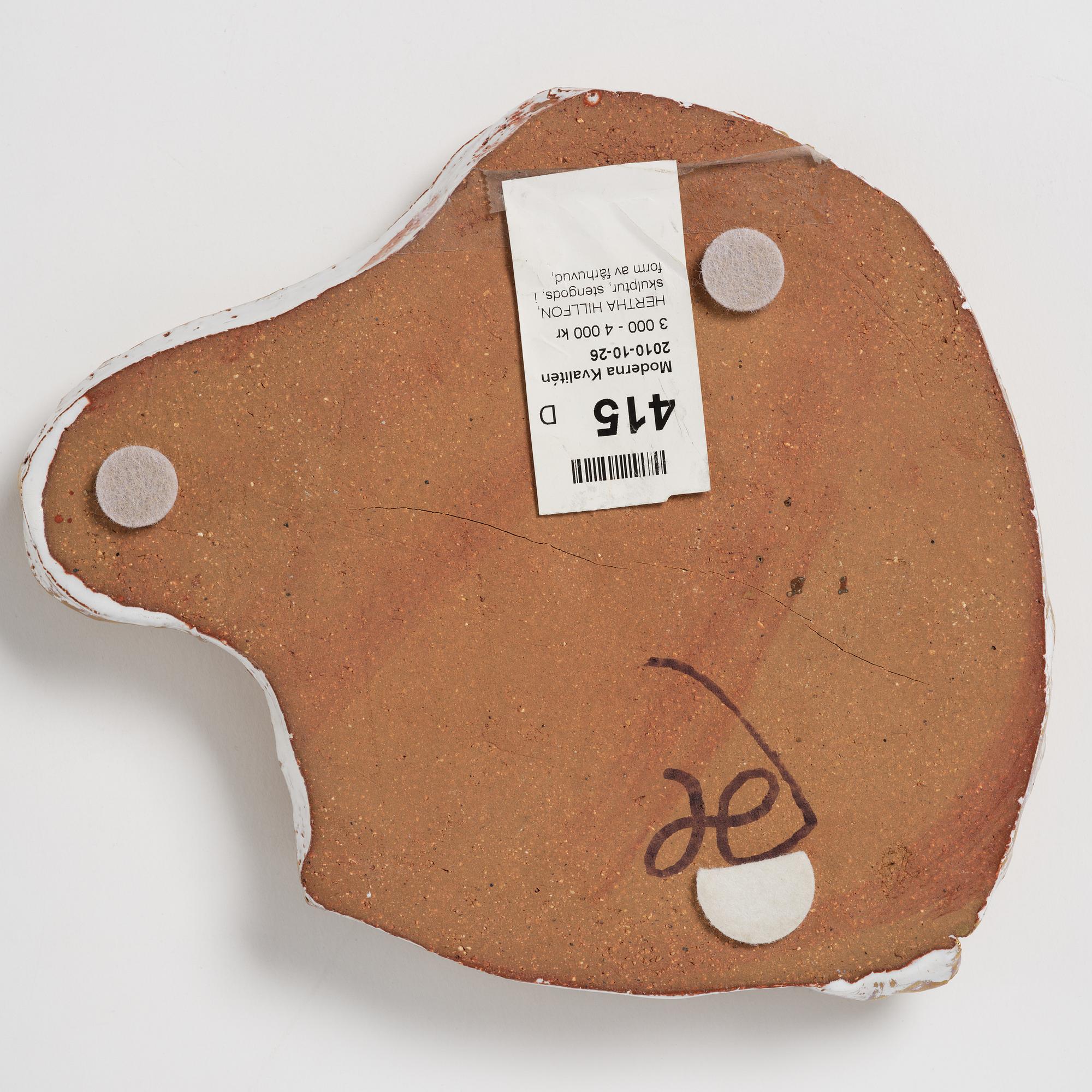 Hertha Hillfon, väggrelief.