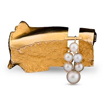 117. BROSCH, "Vit kluster", odlade pärlor, 14K guld. Lapponia 1966.