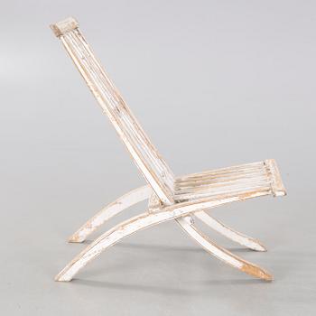 A deckchair from the latter half of the 20th century.