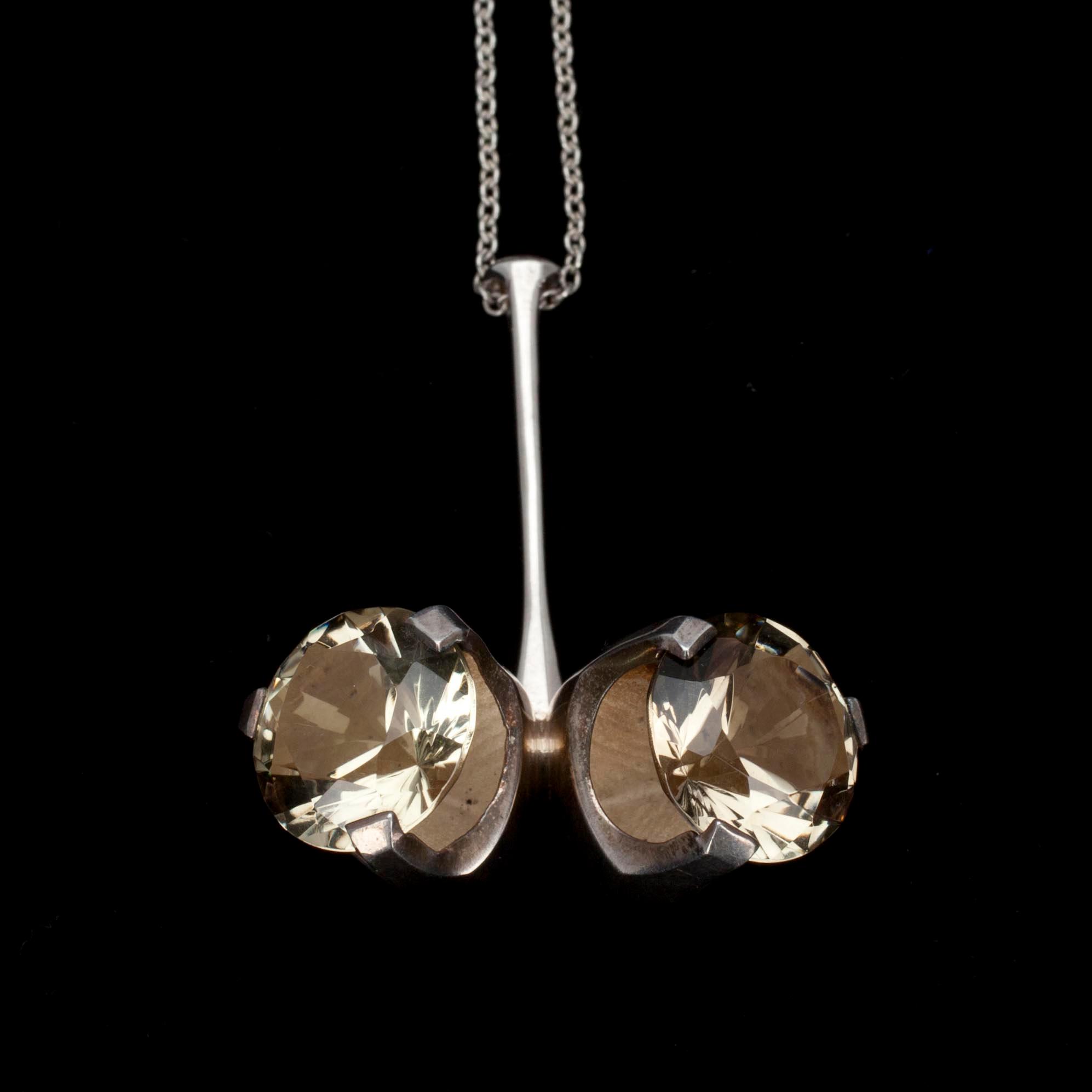 HÄNGE, silver samt bergkristaller, Matti Hyvärinen, Åbo 1974.