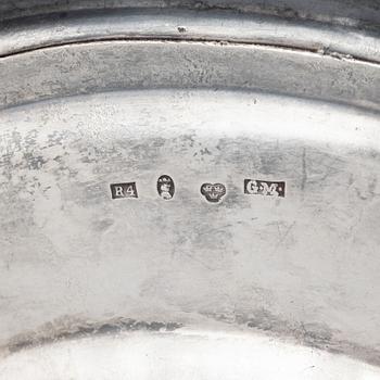 Gustaf Möllenborg, såsskål på fat, silver, nyrokoko, Stockholm 1847.