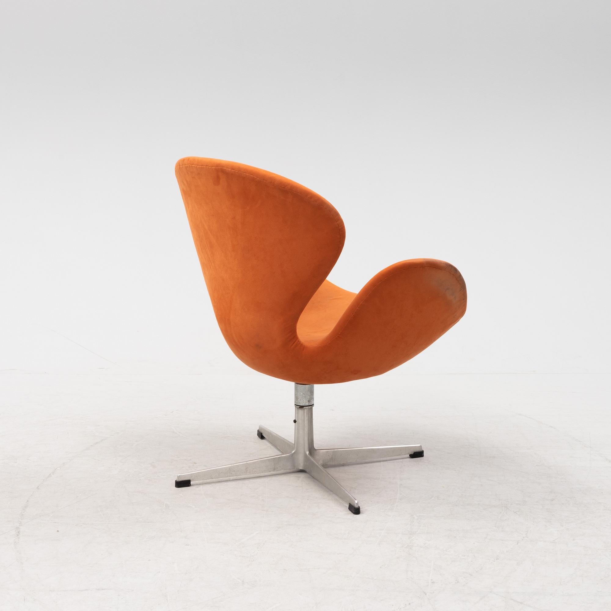 A 'Swan' swivel lounge chair by Arne Jacobsen, designed 1958.