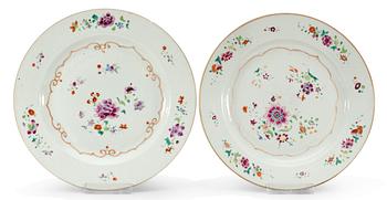 219. TALLRIKAR, 2 st, snarlika, porslin. Qing dynastin. Qianlong (1736-95).
