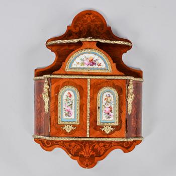 VÄGGHYLLA, Louis XVI-stil, 1900-talets andra hälft.