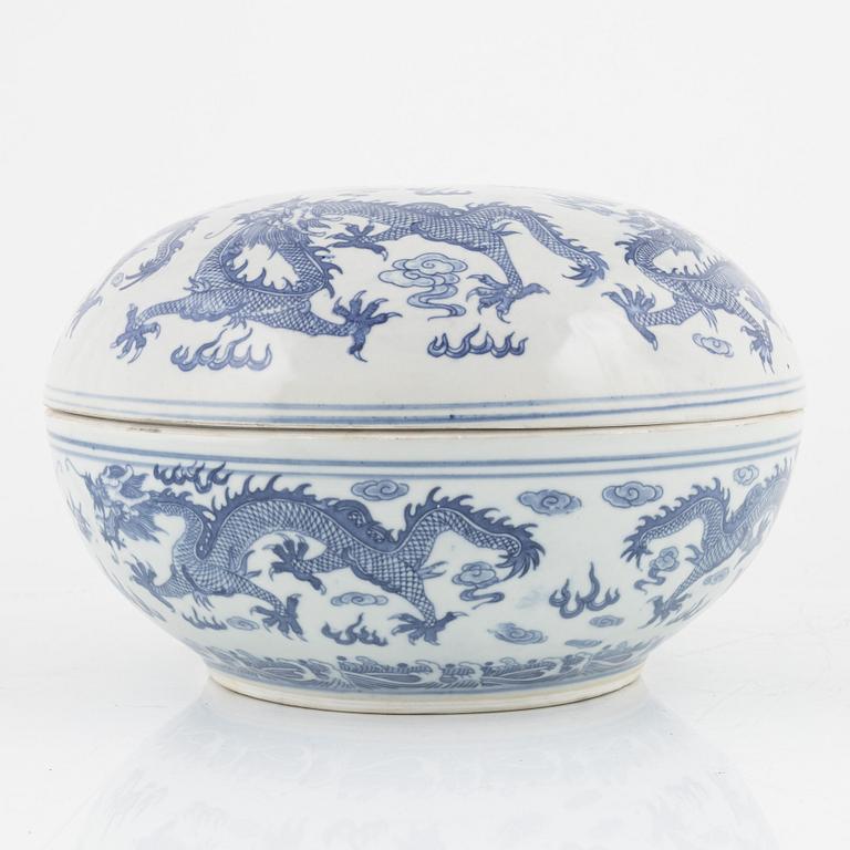 A blue and white box with cover, China, modern manufactory.