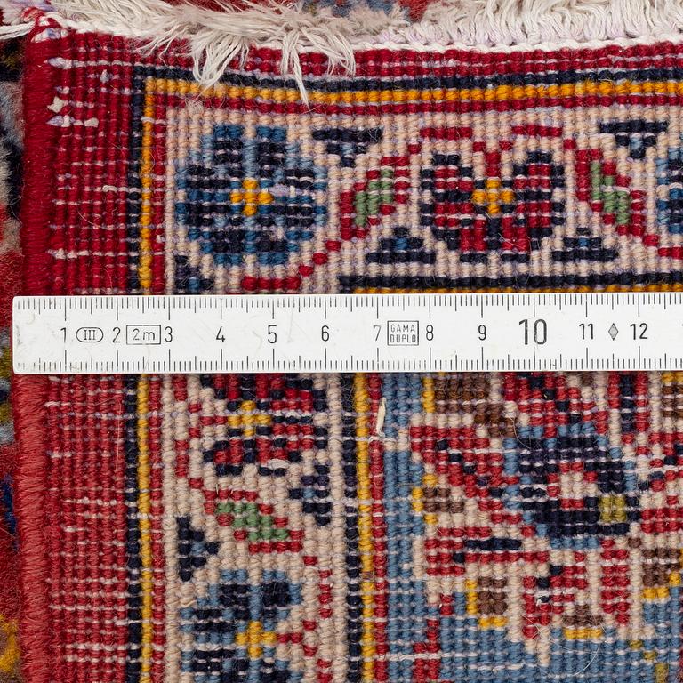 A carpet, Kashan, ca 404 x 295 cm.
