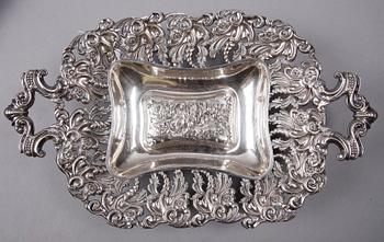 BRÖDFAT, ett par, silver, nyrokoko, svenska importstämplar, sent 1800-tal. Totalvikt 907.