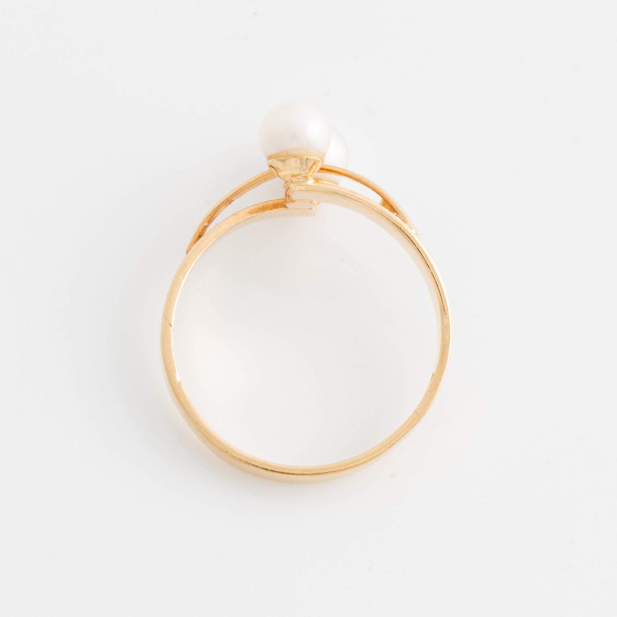 Ring, 18K guld med två pärlor.