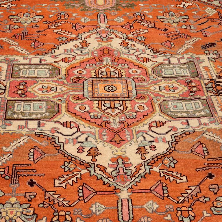 A carpet, Heriz pattern, circa 418 x 326 cm.