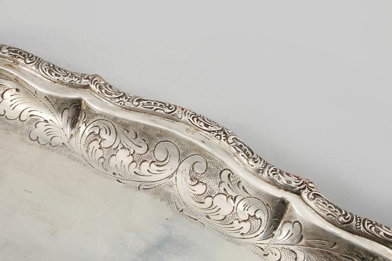 BRICKA, silver, otydliga stämplar, 1900-talets första hälft, vikt 1440 g.