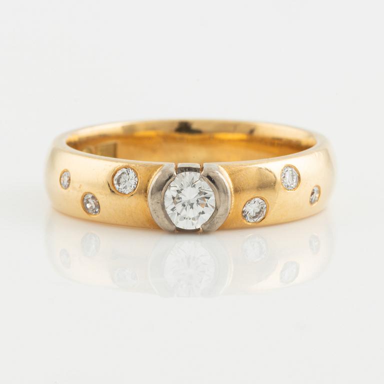 Ring, Engelbert, guld med briljantslipade diamanter.