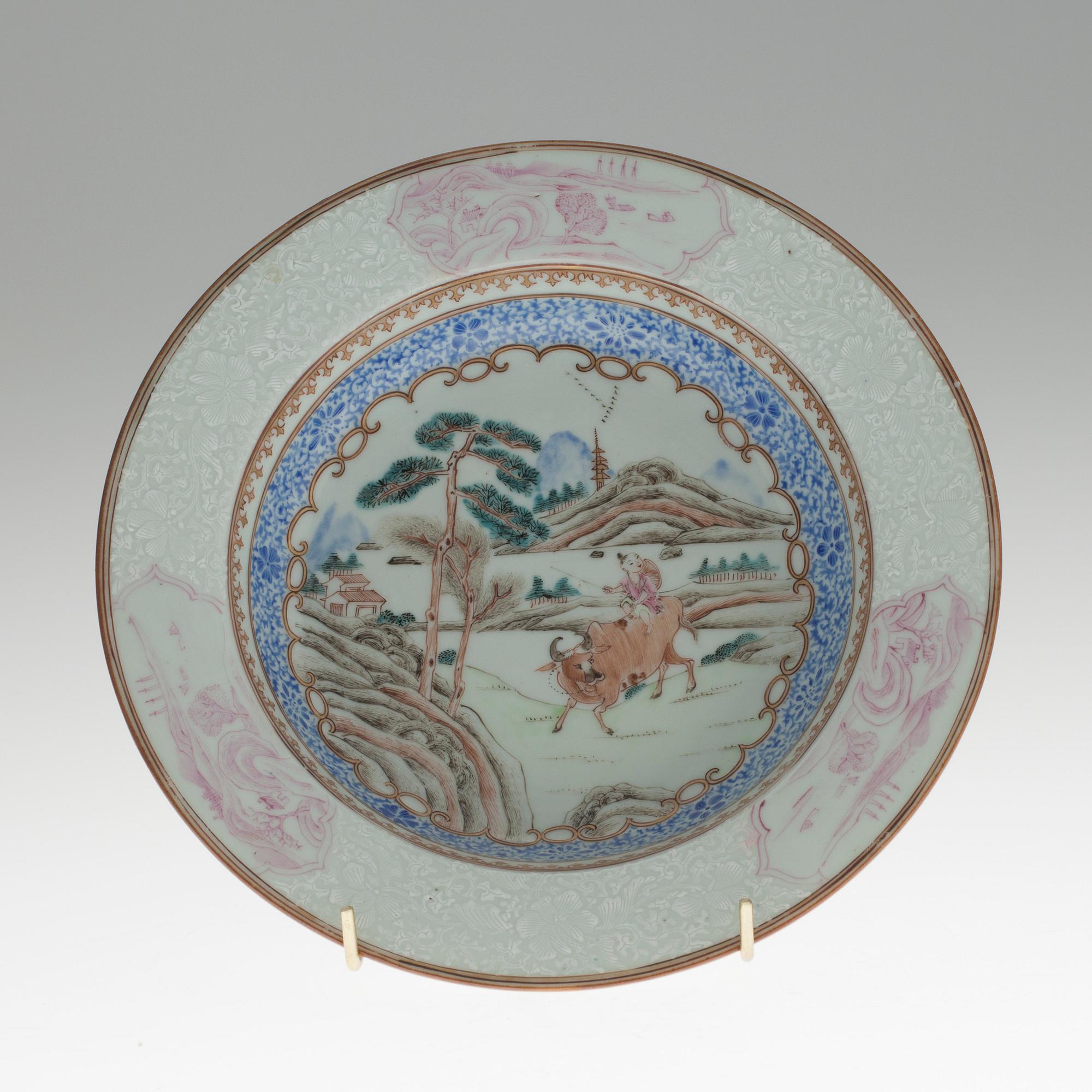 DJUP TALLRIK, porslin, Kina, Qian Long (1736-1795).