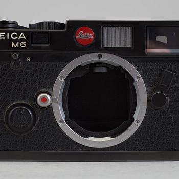 A black body Leica M6 no 1725111 from 1987 with Elmar 1:4/135. With original box.